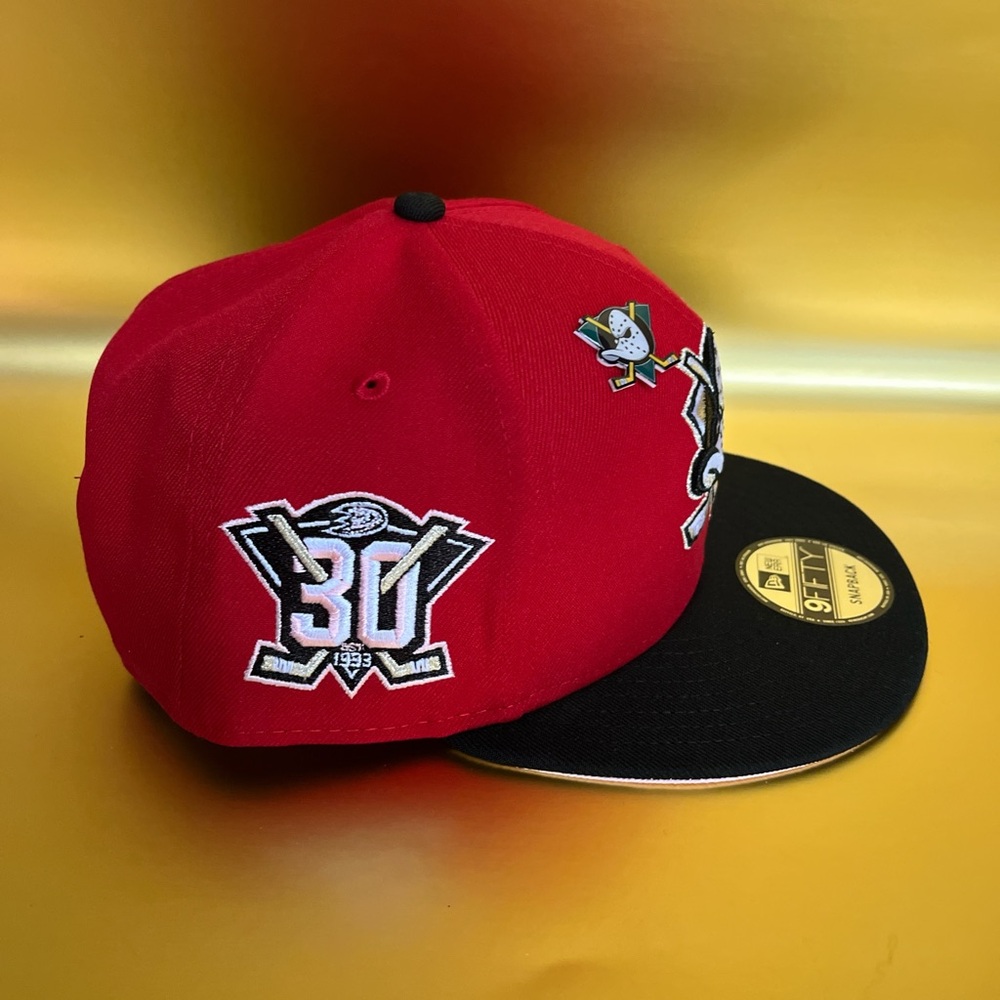 New Era 9fifty Red Two Tone Anaheim Ducks Snapback Cap - Picture 4 of 5